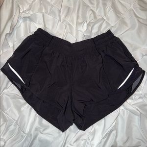 lululemon black 2.5 hottie hot shorts (size 8)
